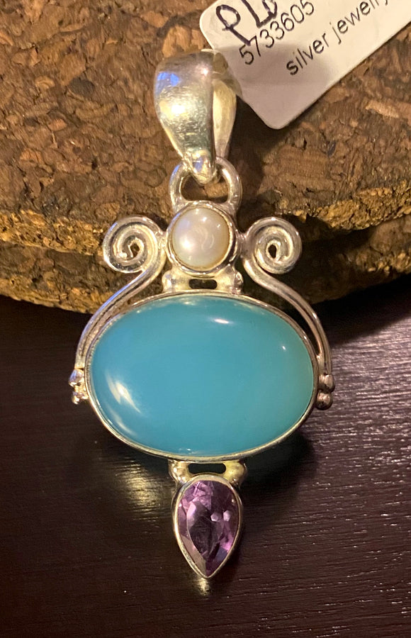 Chalcedony Pendant set in Sterling Silver
